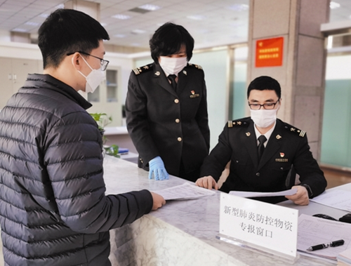 大連機場海關(guān)快速放行捐贈抗疫物資。李洋 攝
