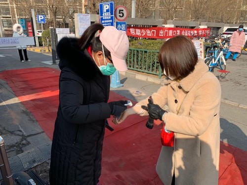 圖為劉芳主任下社區(qū)（左）。