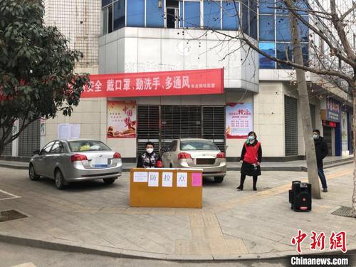 圖為在湖北襄陽(yáng)下轄的棗陽(yáng)市，街頭設(shè)有防控點(diǎn) 劉心羽 攝