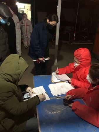 4  （2）影子夢之隊志愿者在行動，夜里工作成為他們的習慣。