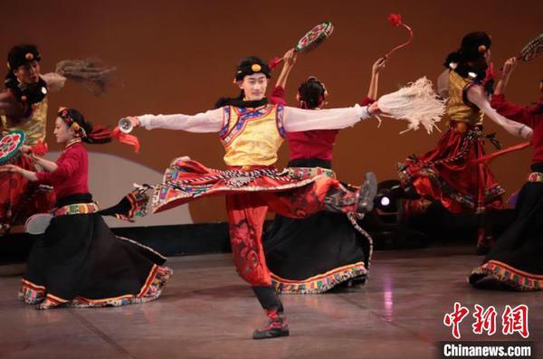 資料圖為“新潟春節(jié)祭2020”活動(dòng)開(kāi)幕式暨青海日首場(chǎng)演出現(xiàn)場(chǎng)“非遺”傳統(tǒng)手工技藝展示?！＄娦?攝