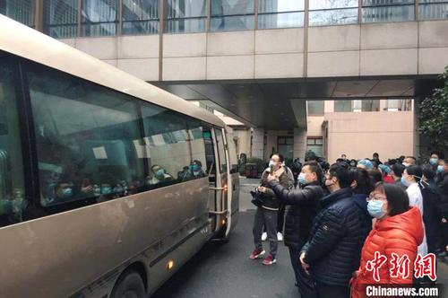 醫(yī)療隊出征前與家人同事告別?！″X晨菲 攝