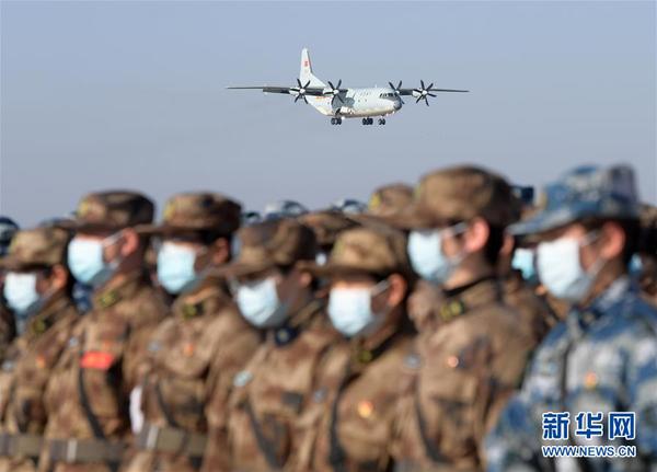 2月17日，空軍運輸機即將降落在武漢天河機場。新華社記者 李賀 攝