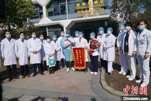 菁菁治愈出院?！≌愦髢涸?供圖　