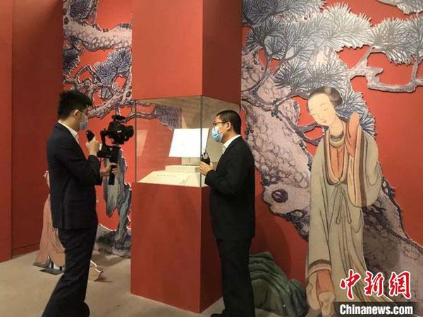 圖為國(guó)家博物館講解員正在進(jìn)行”云春游“直播。　國(guó)家博物館供圖 攝