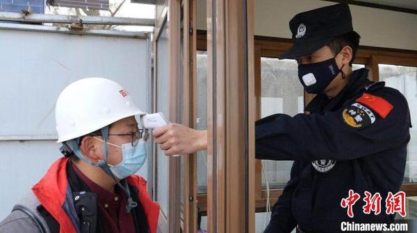 圖為考古工作人員上崗前接受體溫檢測?！＄娦?攝