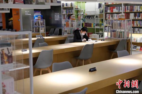 市民戴著口罩在書店閱讀?！∫罅⑶?攝