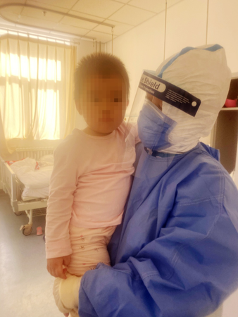 護(hù)士  郭會(huì)敏和病房里的小寶寶