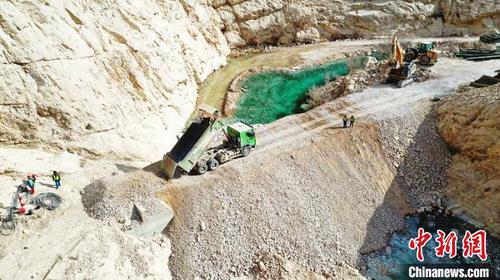 新疆和碩縣重大民生水利工程伯斯阿木水庫(kù)建設(shè)項(xiàng)目于近日復(fù)工復(fù)產(chǎn)?！√K強(qiáng) 攝