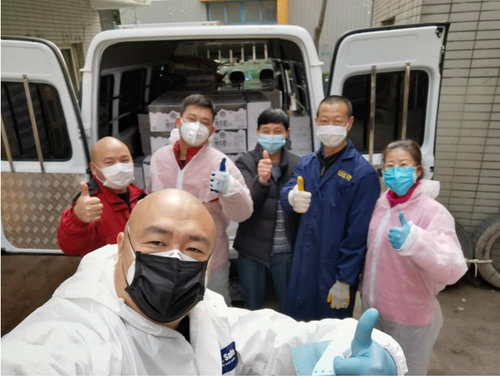 志愿者范艷霞（2排右1）、范艷霞的先生瞿皓（2排右2），瞿先生在范女士的帶動下，第一時間也加入志愿者工作