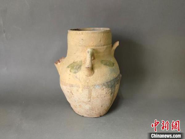 五代青釉綠彩注壺。成都文物考古研究院