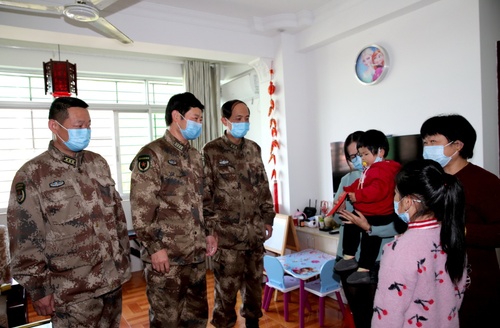 （圖為泉州市委常委、軍分區(qū)政委劉建軍帶隊走訪慰問駐泉部隊赴武漢一線醫(yī)務(wù)人員家屬）