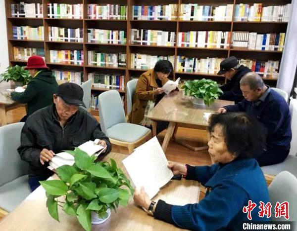 圖為市民在讀者小站看書(shū)。(資料圖)西固區(qū)融媒體中心供圖