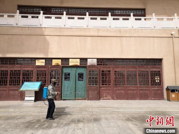 圖為工作人員在草圣故里文化產(chǎn)業(yè)園景區(qū)內(nèi)消毒。　魏金龍 攝