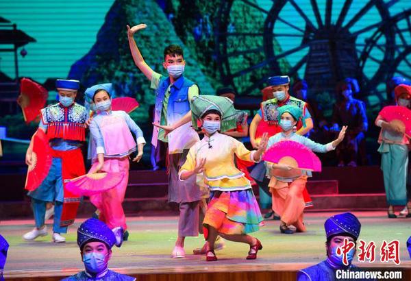圖為3月21日，廣西演職人員佩戴口罩，復(fù)排彩調(diào)劇《新劉三姐》?！∷诳?攝