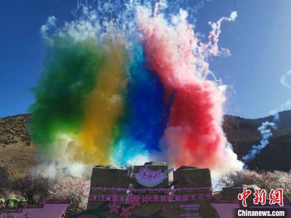 圖為林芝桃花節(jié)開幕場景，2019年3月29日，林芝第十七屆桃花旅游文化節(jié)在巴宜區(qū)開幕(資料圖)。　張偉 攝