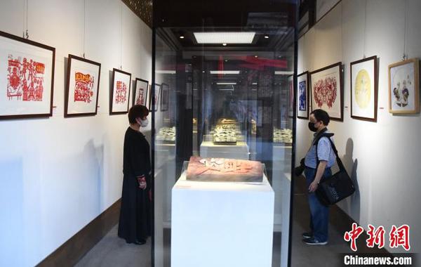 此次展覽近百件參展作品，均為福建非遺傳承人圍繞“戰(zhàn)疫”題材的用心之作。　記者劉可耕 攝
