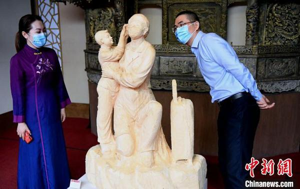 參展木雕作品《疫不容辭》吸睛?！∮浾邉⒖筛?攝