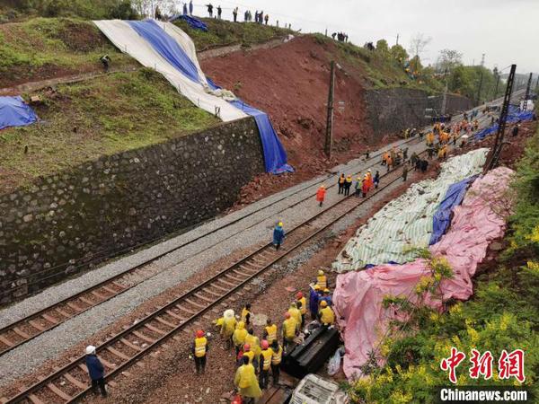 事故現(xiàn)場，鐵路線上塌方體、側(cè)翻車廂已清理完畢?！钊A峰 攝
