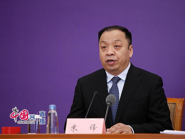 國(guó)家衛(wèi)生健康委新聞發(fā)言人、宣傳司副司長(zhǎng)米鋒主持會(huì)議