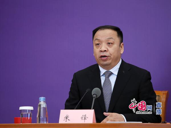 國家衛(wèi)生健康委新聞發(fā)言人、宣傳司副司長米鋒主持會議