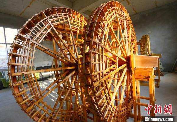 圖為段怡村雙手打造的黃河水車?！「呖档?攝