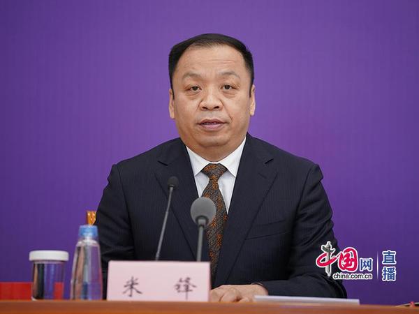 國家衛(wèi)生健康委新聞發(fā)言人、宣傳司副司長米鋒主持發(fā)布會