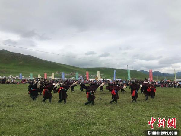 圖為甘肅甘南藏族自治州夏河縣第三屆拉卜楞則柔大賽在?？撇菰e行。(資料圖) 徐雪 攝