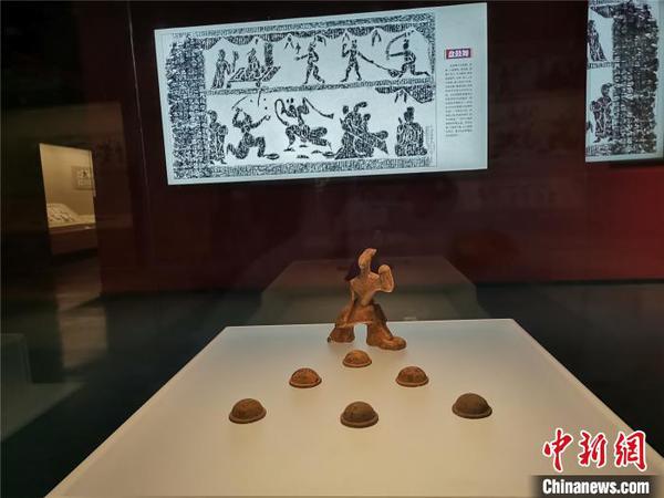 洛陽博物館展出的漢畫像石拓片及文物。洛陽市博物館供圖