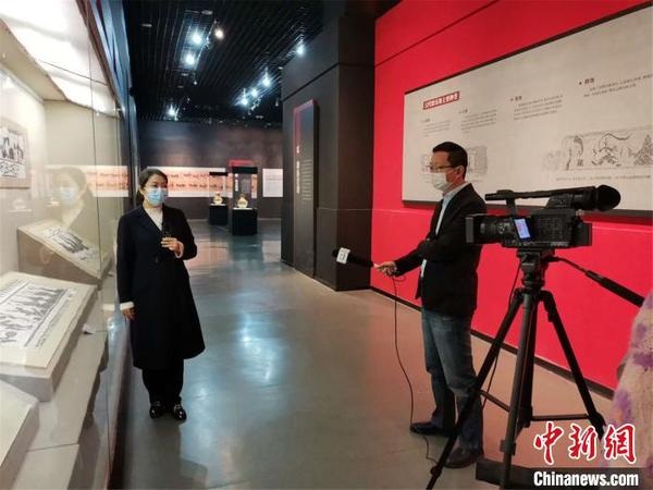 洛陽博物館通過直播的形式向網(wǎng)友介紹此次展覽。洛陽市博物館供圖