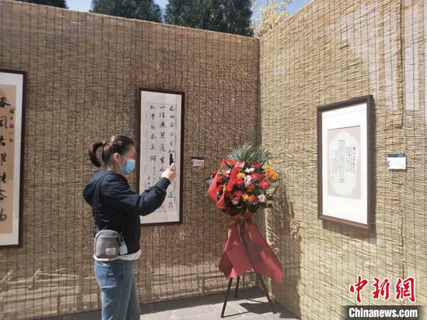 百余幅書法作品亮相千年古剎雙塔寺。　楊佩佩 攝