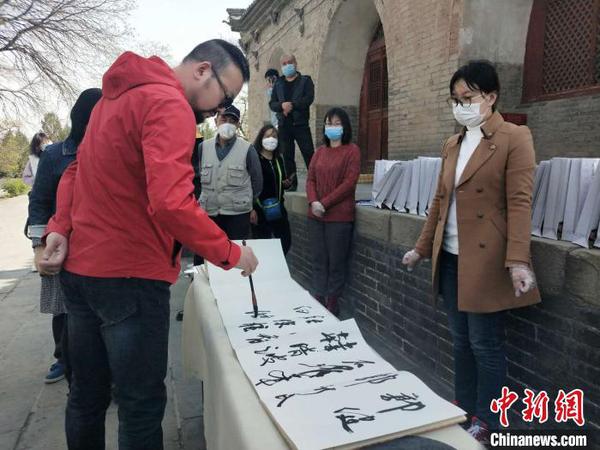 “墨舞春暉——書壇六人捐贈雙塔博物館作品展”25日在山西太原啟幕?！钆迮?攝