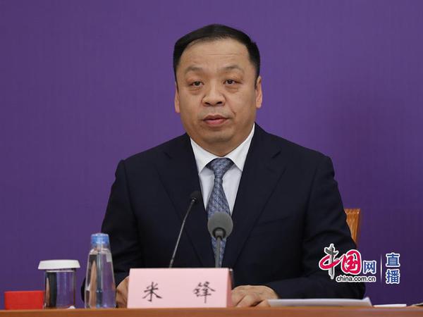 國(guó)家衛(wèi)生健康委新聞發(fā)言人、宣傳司副司長(zhǎng)米鋒主持發(fā)布會(huì)