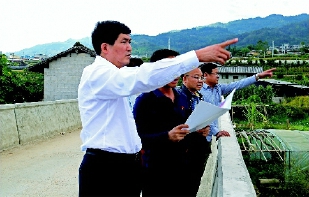 2019年10月，保山市政協(xié)主席董禮書(shū)到騰沖市新華鄉(xiāng)調(diào)研脫貧攻堅(jiān)工作?！。ㄎ绦×摇z）
