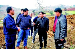     2月27日，臨滄市政協(xié)主席李銀峰在永德縣大山鄉(xiāng)調研疫情防控和春耕備耕工作。