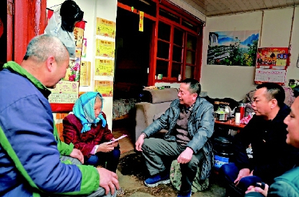 晉寧區(qū)政協(xié)主席普鴻昌率隊(duì)慰問貧困黨員。