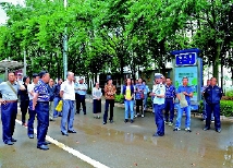     晉寧區(qū)政協(xié)副主席肖子建、李永紅等視察交通安全工作。