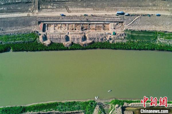 寨卞東南遺址呈長方形，長約190米，寬約80米。遺址北部為現(xiàn)代耕地，南部為現(xiàn)代河堤?！№n春義 攝