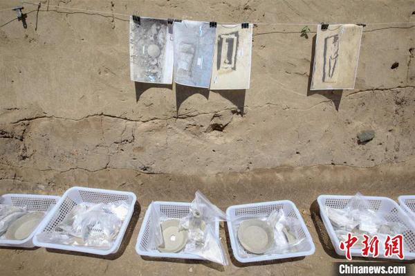 遺址出土漢代陶片較多，尤其是銘文豆等，將有助于對寨卞遺址和魯北地區(qū)漢代文化的研究?！№n春義 攝