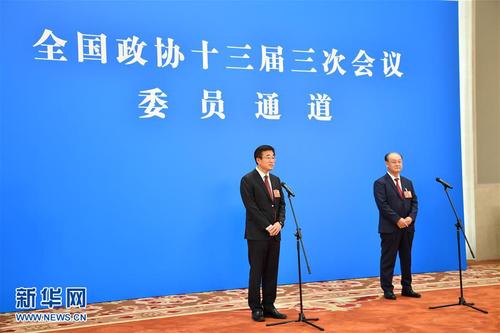 　5月21日，在北京人民大會堂新聞發(fā)布廳舉行全國政協(xié)十三屆三次會議第一場“委員通道”采訪活動。這是全國政協(xié)委員王辰（左）和王階通過網(wǎng)絡視頻方式接受媒體采訪。 新華社記者李鑫攝
