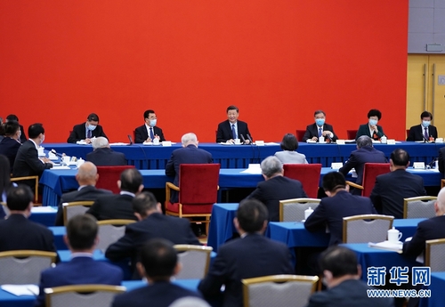 　5月23日上午，中共中央總書記、國家主席、中央軍委主席習(xí)近平看望參加全國政協(xié)十三屆三次會(huì)議的經(jīng)濟(jì)界委員，并參加聯(lián)組會(huì)，聽取意見和建議。中共中央政治局常委、全國政協(xié)主席汪洋參加看望和討論。 新華社記者 謝環(huán)馳 攝
