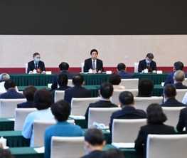 栗戰(zhàn)書與民建、農(nóng)工黨界別政協(xié)委員共商國是