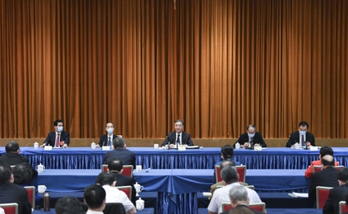 5月23日，中共中央政治局常委、全國政協(xié)主席汪洋看望出席全國政協(xié)十三屆三次會議的民革、臺盟、臺聯(lián)界委員并參加討論。新華社記者 殷博古 攝