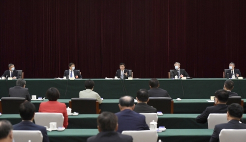 5月23日，中共中央政治局常委、中央書記處書記王滬寧看望出席全國政協(xié)十三屆三次會議的體育界、醫(yī)藥衛(wèi)生界委員并參加討論。新華社記者 岳月偉 攝