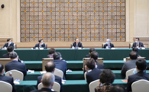 5月23日，中共中央政治局常委、中央紀委書記趙樂際看望出席全國政協(xié)十三屆三次會議的民盟、致公黨、僑聯(lián)界委員并參加討論。新華社記者 翟健嵐 攝