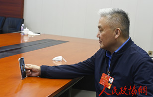 （一）和總書記座談后，委員們撥通了他們的電話……