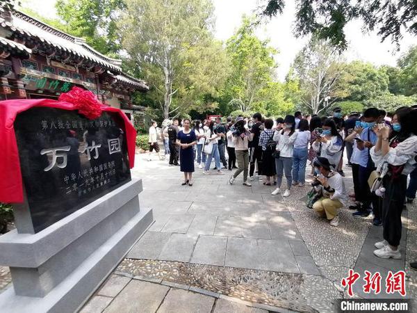 位于濟(jì)南市趵突泉公園內(nèi)的“萬(wàn)竹園”成功晉升為中國(guó)“第八批全國(guó)重點(diǎn)文物保護(hù)單位”，系該市“泉？城”文化景觀遺產(chǎn)項(xiàng)目中首個(gè)“國(guó)?！眴挝?。　沙見龍 攝