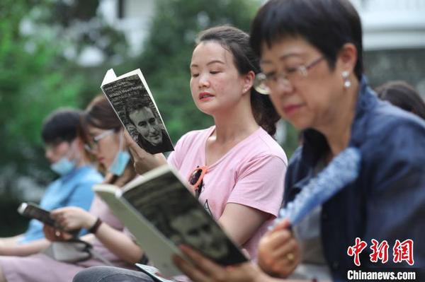現(xiàn)場(chǎng)觀眾閱讀、品味詩(shī)歌的魅力。　張亨偉 攝