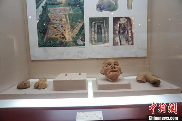 展出的“牛河梁遺址”及出土文物?！±顣?攝
