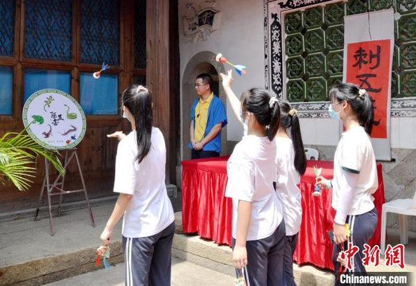 福州新華職業(yè)學(xué)校的學(xué)生們體驗了傳統(tǒng)端午民俗刺五毒?！×钟钕?攝